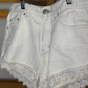 Free People White Denim Shorts w/ Lace Trim – Size 26 Boho Festival EUC